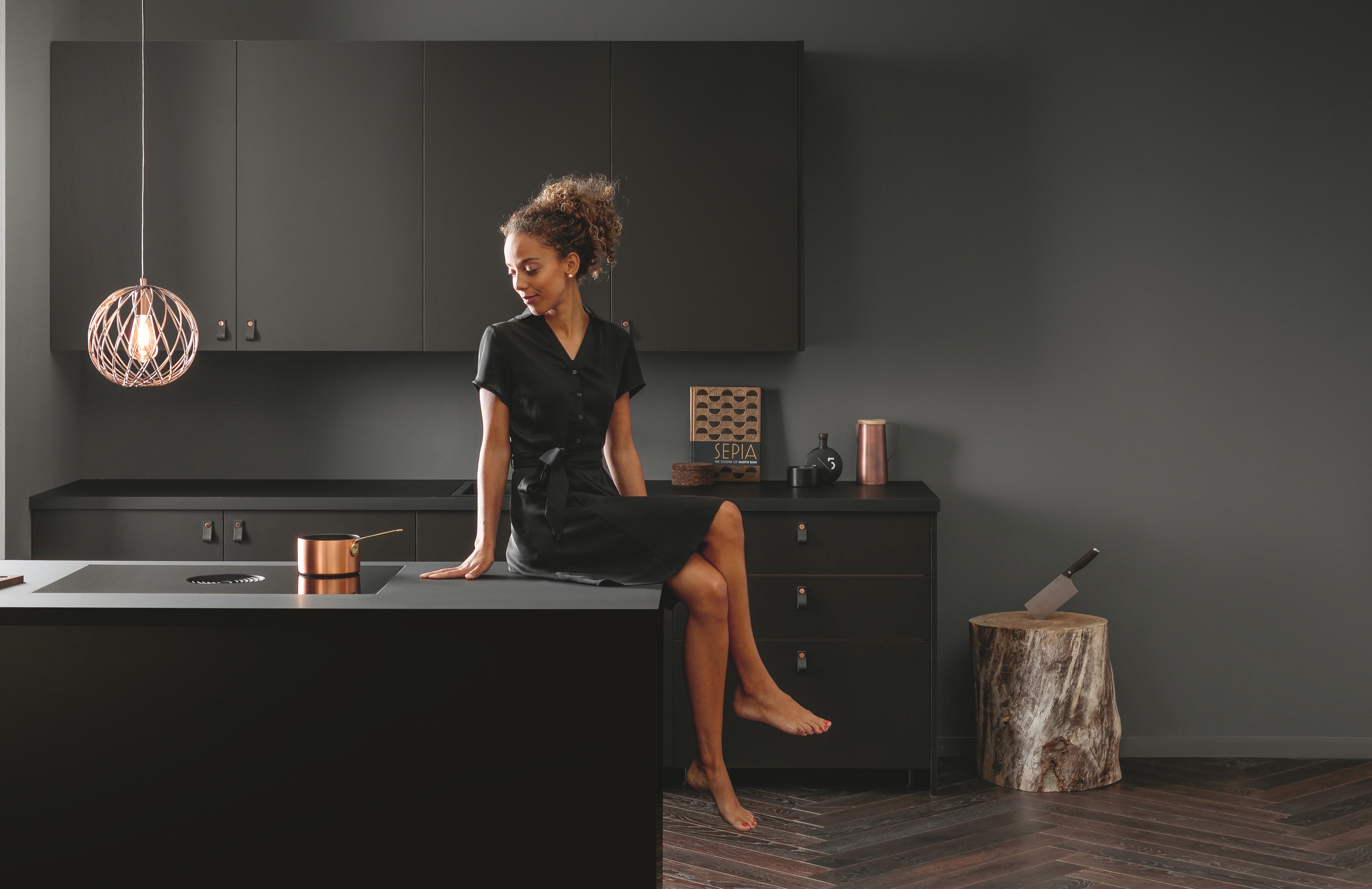 Frau sitzt auf der Küche