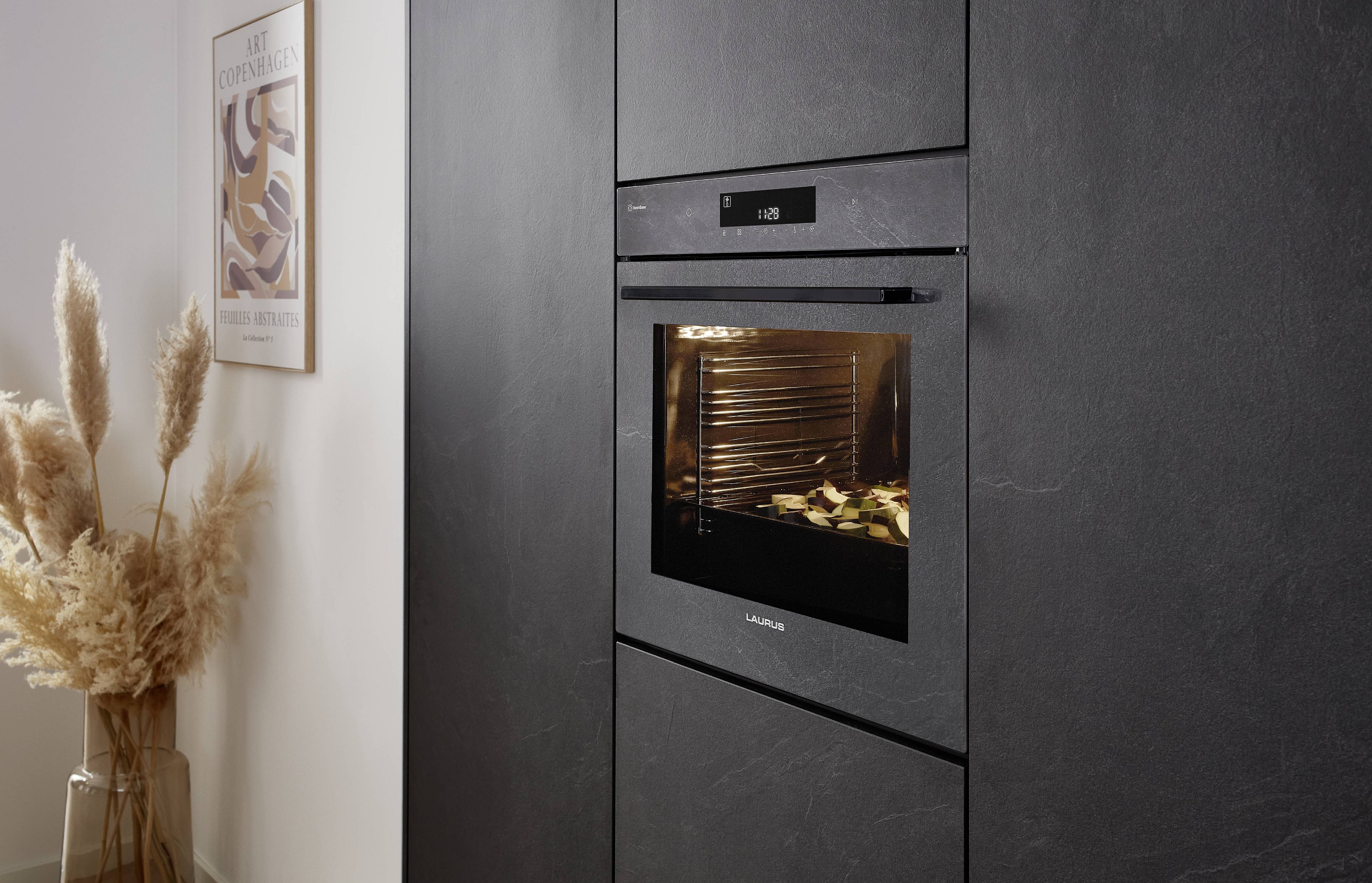 nobilia StoneArt Gerätehochschrank wandbündig eingebaut mit Backofen in selber 3D Grauschiefer Farbgebung