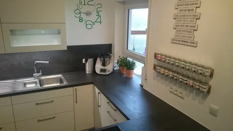 Küchenzeile schwarze Platte