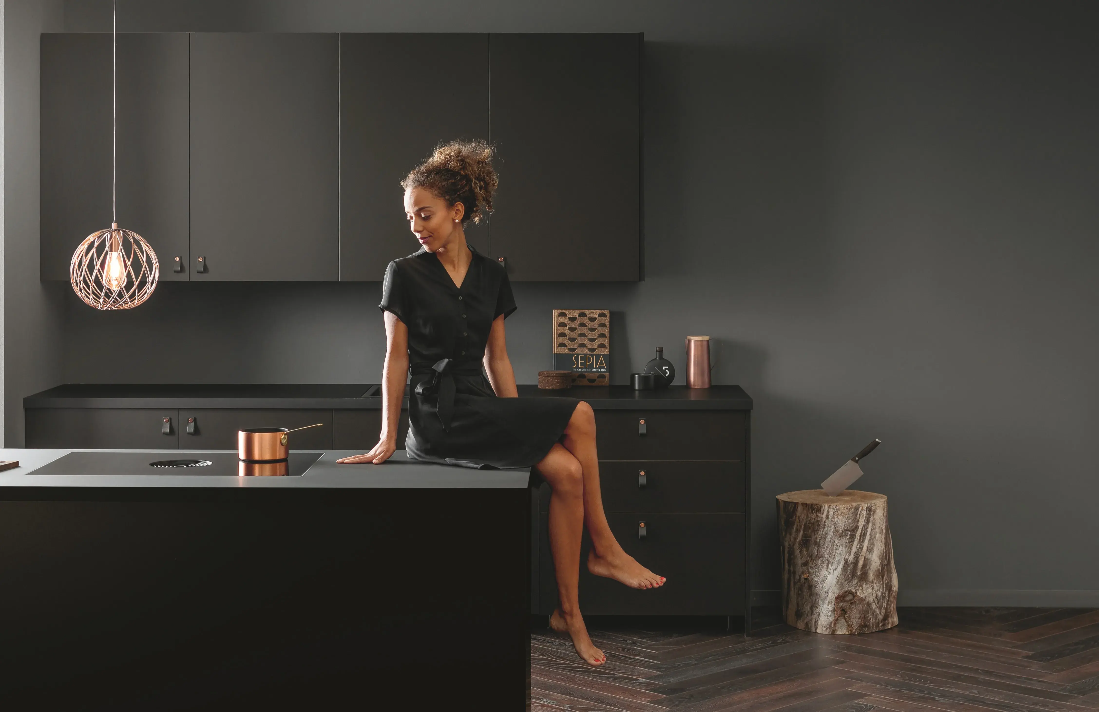 Frau sitzt auf der Küche